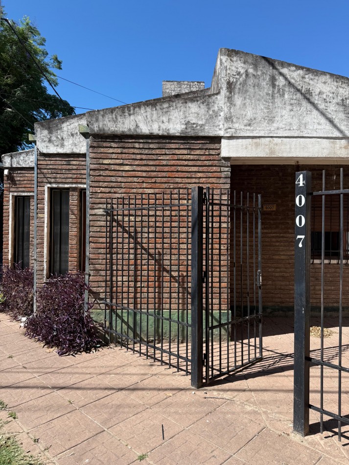 VENTA CASA DE TRES DORMITORIOS A METROS DE AVENIDA.