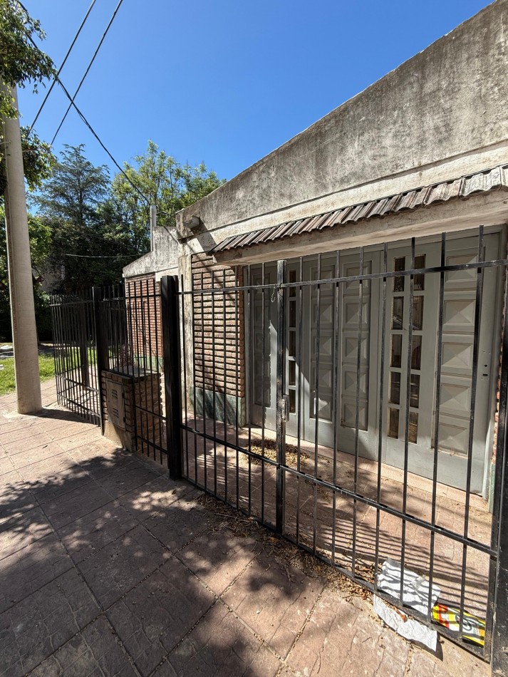 VENTA CASA DE TRES DORMITORIOS A METROS DE AVENIDA.